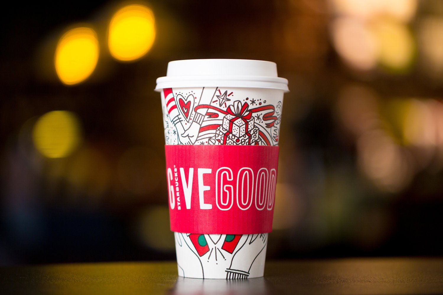 ¿Por qué triunfa el vaso navideño Starbucks de este año? Las claves de la campaña