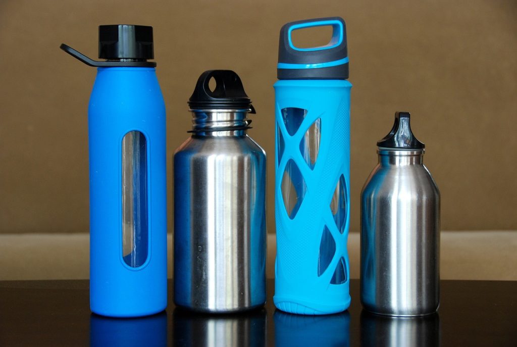 Los materiales de las botellas personalizadas son muy útiles en el entorno escolar.