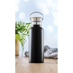 Botella de acero inoxidable personalizadas con tapa de bambú con asa 500ml Clip color negro vista bodegón