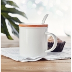 Taza de cerámica con tapa de bambú y cuchara de 380ml Topped color blanco vista bodegón