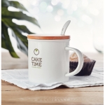 Taza de cerámica con tapa de bambú y cuchara de 380ml Topped color blanco vista bodegón principal
