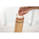 Termo personalizable de acero y bambú con infusor 480ml Natura color madera vista bodegón