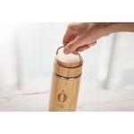 Termo personalizable de acero y bambú con infusor 480ml Natura color madera vista bodegón principal