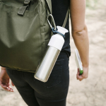 Botella deportiva metálica eco con vaso en la tapa 490ml Dopper Steel color plateado cuarta vista