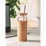 Vaso de vidrio con funda de corcho y tapa y pajita de bambú 450ml color beige vista bodegón