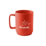 Taza de cerámica con acabado mate y asa grande rectangular 330ml color rojo imagen con logo 2