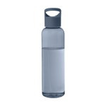 Botella transparente de plástico reciclado con asa en la tapa 650ml segunda vista frontal