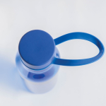 Botella de tritán con tapa de metal y asa de silicona 600ml vista de ambiente