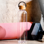 Botella de tritán con tapa de bambú y asa de transporte 1L