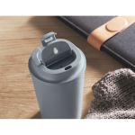 Vaso de doble pared hecho de maíz con capacidad de 350ml color negro mate vista bodegón