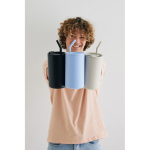 Taza térmica elegante de acero inoxidable reciclado 800ml color negro tercera vista con modelo