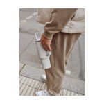 Vaso Stanley Quencher H2.0 de acero con tapa FlowState™ 1,2L color gris imagen de estilo de vida