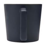 Taza de cerámica con acabado mate y asa en forma cuadrada 370ml color azul marino segunda vista trasera