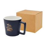 Taza de cerámica con acabado mate y asa en forma cuadrada 370ml color azul marino vista impresión tampografía