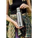 Botella térmica de acero inoxidable con asa Black+Blum 500ml color verde oliva vista de ambiente