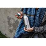 Botella de agua de acero inoxidable con antigoteo Black+Blum 600ml color turquesa vista de ambiente 2