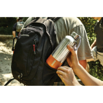 Botella térmica grande de acero inoxidable Black+Blum 850ml color naranja vista de ambiente 3