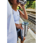 Vaso térmico de aceor inoxidable con antigoteo Black+Blum 600ml color verde oliva vista de ambiente