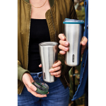 Vaso térmico de aceor inoxidable con antigoteo Black+Blum 600ml color verde oliva vista de ambiente 4