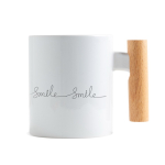 Taza de cerámica ideal para sublimación con mango de madera 325ml vista con logo impreso