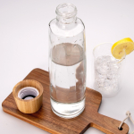Botella de vidrio sostenible premium con tapa de bambú 750ml vista de ambiente