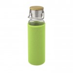 Botella de cristal con asa y funda color verde lima tercera vista