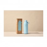 Botella termo de acero y plástico reciclado 500ml Ocean Bottle color azul pastel segunda vista con caja