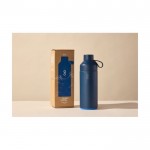 Botella termo de acero y plástico reciclado 1L Ocean Bottle color azul marino segunda vista con caja