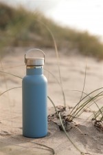 Botella de acero inoxidable de gran duración color azul claro vista de ambiente