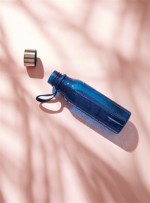 Botella de tritán con lazo para colgarla color azul marino