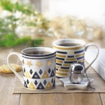 Set de taza, filtro para té y plato color madera vista bodegón