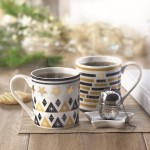 Set de taza, filtro para té y plato color madera segunda vista bodegón