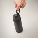 Botella de acero aislada con boquilla color negro vista fotografía cuarta vista