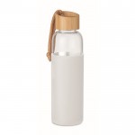 Botella de cristal con tapón de bambú y asa color blanco