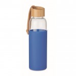 Botella de cristal con tapón de bambú y asa color azul real