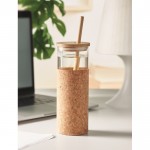 Vaso de vidrio con funda de corcho y tapa y pajita de bambú 450ml color beige vista bodegón