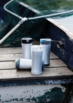 Tazas térmicas personalizadas reciclables color azul vista de ambiente