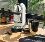 Tazas térmicas personalizadas muy pequeñas y compactas 160ml Coffee color blanco vista de ambiente