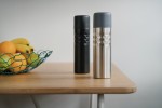 Termos personalizados de acero con diseño moderno 500ml Modern color negro vista de ambiente
