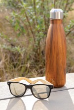 Botella de acero con estampado de madera color madera oscura vista de ambiente