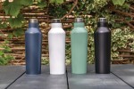 Botellas de acero de diseño moderno color negro vista de ambiente