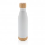 Botella con detalle de bambú en tapa y fondo color blanco