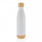 Botella con detalle de bambú en tapa y fondo color blanco segunda vista