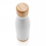 Botella con detalle de bambú en tapa y fondo color blanco tercera vista