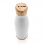 Botella con detalle de bambú en tapa y fondo color blanco vista con logo