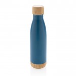 Botella con detalle de bambú en tapa y fondo color azul