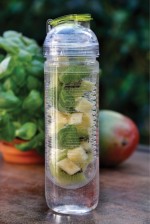 Botellas con compartimento para fruta color verde lima vista de ambiente