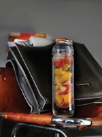 Botellas con compartimento para fruta color naranja vista de ambiente