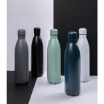 Botella de acero grande con función termo color negro vista de ambiente