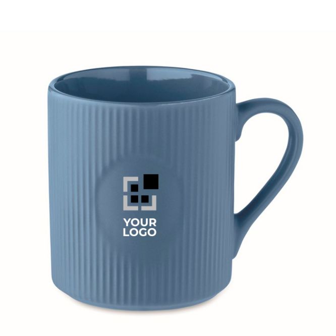 Taza de 340ml con acabado mate en relieve hecha de cerámica